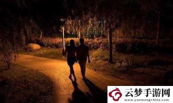 情侶夜晚運(yùn)動(dòng)