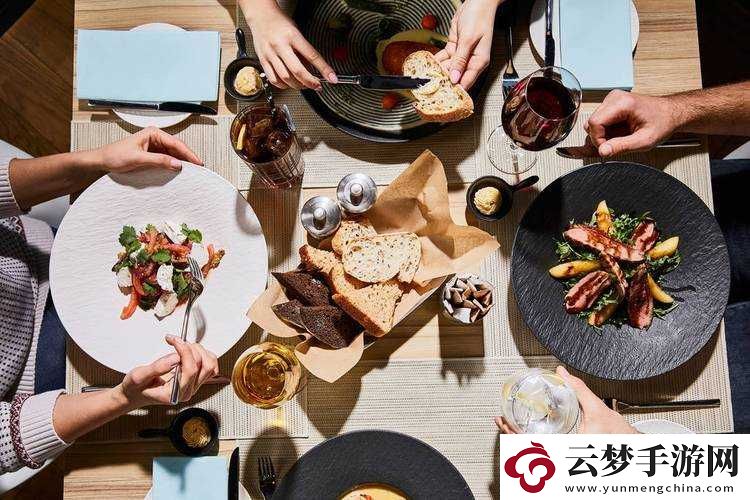 吃飯時(shí)嘴巴和食物緊密連接在一起
