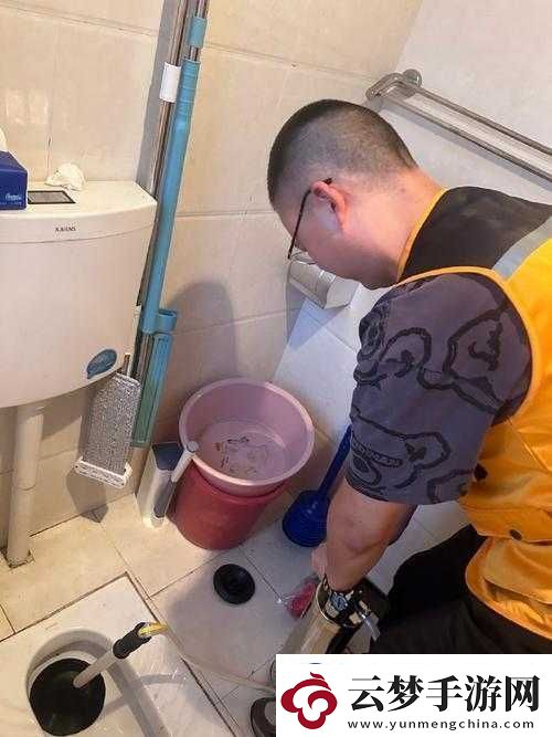 幫媽媽疏通下水道黃彰顯孩子的孝心與勤勞付出