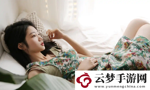 他的舌頭探進(jìn)蜜源毛毛蟲說
