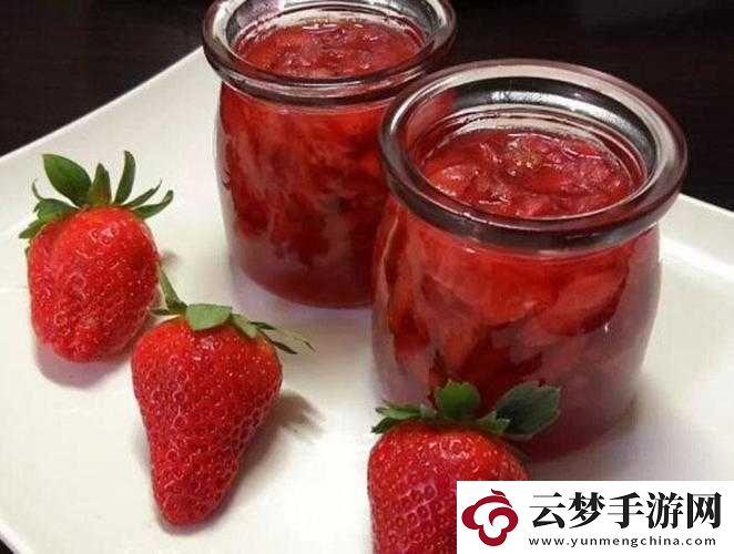 用草莓在小洞里榨草莓醬的獨(dú)特創(chuàng)意之旅