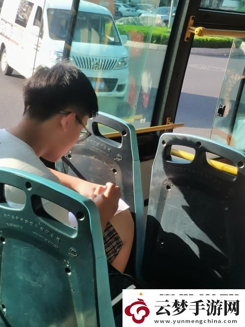 傳遞溫暖在公交車上被一個接一個的C
